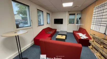Location bureaux lumineux avec accès transports à Bron Les Citadelles - Offre immobilière - Arthur Loyd