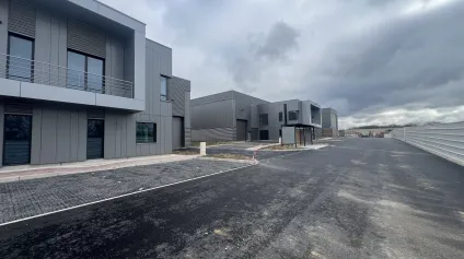 Locaux d’activités et bureaux à louer à Courtry accès autoroutes et modularité - Offre immobilière - Arthur Loyd