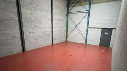 Local de stockage ou d'atelier, situé sur la zone Est de Valence, à proximité immédiate des axes autoroutiers. - Offre immobilière - Arthur Loyd