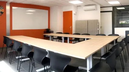 À LOUER - BUREAUX MEUBLÉS DE 67 M² - PMR - RDC- HYPER-CENTRE DE MONTROND-LES-BAINS - Offre immobilière - Arthur Loyd
