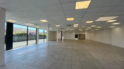 <br />Local commercial de 474 m² à louer - Zone commerciale dynamique d'Angoulins, excellente visibilité<br /> - Offre immobilière - Arthur Loyd