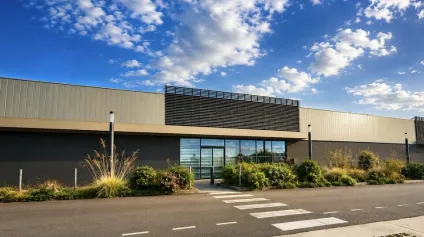 À LOUER - CELLULE COMMERCIALE 1200M2 - MONTIVILLIERS - Offre immobilière - Arthur Loyd