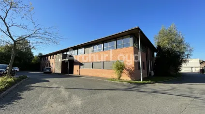 Bureaux à louer à Wambrechies - Bâtiment indépendant divisible avec parkings, stockage et accès Rocade Nord-Ouest - Offre immobilière - Arthur Loyd