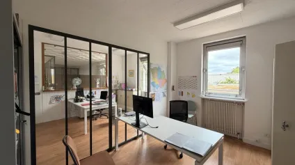 IMMEUBLE DE BUREAUX 400 M² À VENDRE  POITIERS EST  TERRAIN CLOS  30 PARKINGS  PROCHE CENTRE COMMERCIAL - Offre immobilière - Arthur Loyd