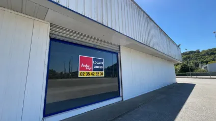 À LOUER  LOCAL COMMERCIAL D'ENVIRON 480 M²  GRUCHET-LE-VALASSE - EMPLACEMENT N°1 - Offre immobilière - Arthur Loyd
