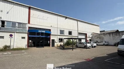Local d'activité avec accueil vitré et accès facile à louer à Lyon 7e - Offre immobilière - Arthur Loyd