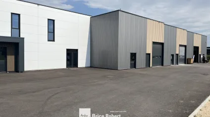 Location local d'activités avec parkings à Vaulx-Milieu - Offre immobilière - Arthur Loyd