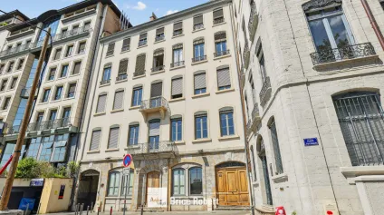 Bureaux à vendre haut de gamme avec verrière Lyon place Tolozan - Offre immobilière - Arthur Loyd