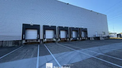 Entrepôt logistique à louer à Mions accès autoroutier sécurisé parking - Offre immobilière - Arthur Loyd