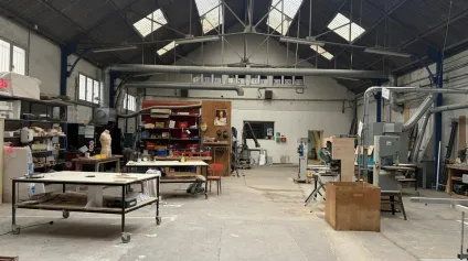 Immeuble artisanal indépendant de 1 360 m²  903 m² d'entrepôt, 357 m² de bureaux et logement de fonction  Proximité centre-ville Poitiers<br /> - Offre immobilière - Arthur Loyd