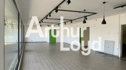 A VENDRE- Local d'activités clos de 860 m² avec Showroom, Bureaux Stockage et Grand Parking - Offre immobilière - Arthur Loyd