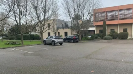 Site tertiaire à vendre à Châteaurenard avec grand terrain et vaste parking. Idéal siège social - Offre immobilière - Arthur Loyd