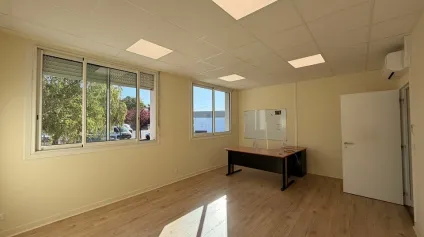 BUREAUX À LOUER 206 M²  POITIERS OUEST  CLIMATISATION, PMR, PARKING - Offre immobilière - Arthur Loyd