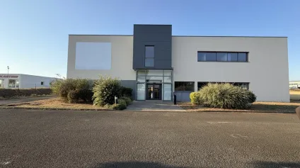 BÂTIMENT DE BUREAUX À LOUER À CHAURAY  1 600 M² - Offre immobilière - Arthur Loyd
