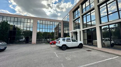 BUREAUX AVEC PARKING À VENDRE EN PÉRIPHÉRIE D'AIX - Offre immobilière - Arthur Loyd