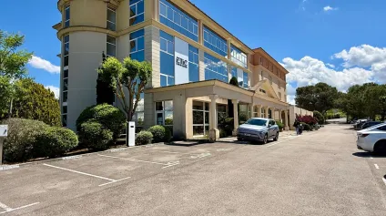 BUREAUX D'EXCEPTION A VENDRE AVEC UNE VUE EXCEPTIONNELLE SUR LE GOLF AINSI QUE SUR LA SAINTE VICTOIRE - Offre immobilière - Arthur Loyd