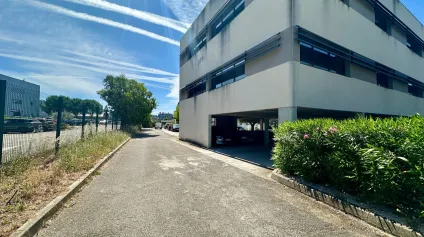 BUREAUX À VENDRE OU À LOUER AVEC PARKINGS - Offre immobilière - Arthur Loyd