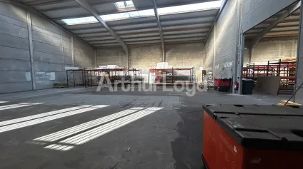 Entrepôt avec show room à louer à Lomme surface de 840 m2 accès facile - Offre immobilière - Arthur Loyd