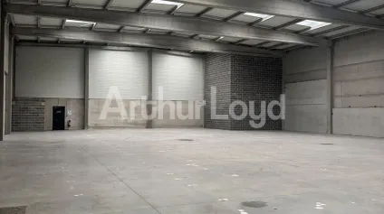 Locaux d activité à louer à Hallennes lez Haubourdin divisibles et parking - Offre immobilière - Arthur Loyd