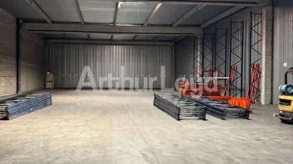 Entrepôt à louer Lesquin espace sécurisé avec accès poids lourds et parkings - Offre immobilière - Arthur Loyd