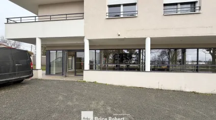 Location local commercial lumineux Ecully avec grande façade vitrée - Offre immobilière - Arthur Loyd