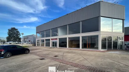 Local d'activités mixte showroom avec forte visibilité à vendre ou louer à Lissieu - Offre immobilière - Arthur Loyd