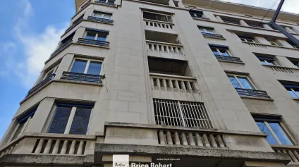 Bureaux à vendre dans un immeuble haussmannien à Lyon avec balcon - Offre immobilière - Arthur Loyd