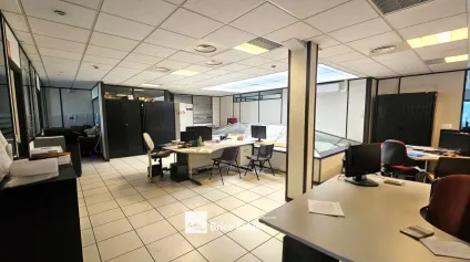 Bureaux à vendre ou à louer à Vaulx-en-Velin avec parkings et accès facile - Offre immobilière - Arthur Loyd