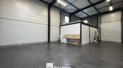 Local d’activités à louer ou à vendre à Villeurbanne avec grand dépôt - Offre immobilière - Arthur Loyd