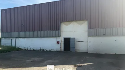 Local d'activités à louer à Vaulx-en-Velin avec cour privative et stockage extérieur - Offre immobilière - Arthur Loyd