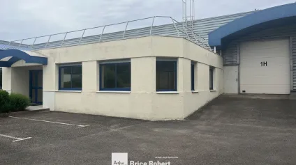 Locaux d'activité à louer à Saint Genis Laval accès rapide au périphérique - Offre immobilière - Arthur Loyd