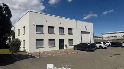 Local d'activités à louer à Vénissieux avec accès grands axes et parking - Offre immobilière - Arthur Loyd