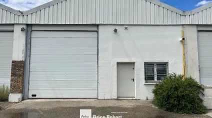 Locaux d'activités à louer à Vénissieux avec parkings privatifs - Offre immobilière - Arthur Loyd