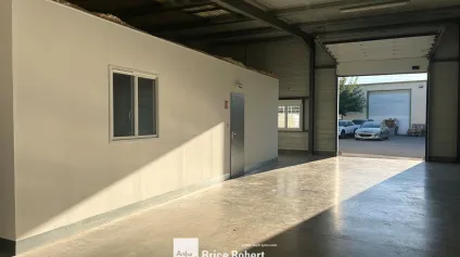 Local d'activité en location avec bureaux et porte sectionnelle a Jonage - Offre immobilière - Arthur Loyd