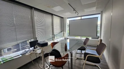Bureaux à louer Neyron étage élevé avec cinq emplacements de parking privatifs - Offre immobilière - Arthur Loyd
