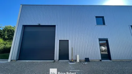 Locaux d'activité à louer à Mornant avec porte sectionnelle électrique - Offre immobilière - Arthur Loyd