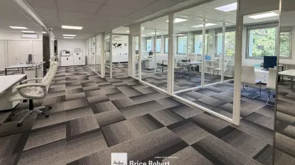 Bureaux à vendre à Écully lumineux avec accès rapide autoroutes - Offre immobilière - Arthur Loyd