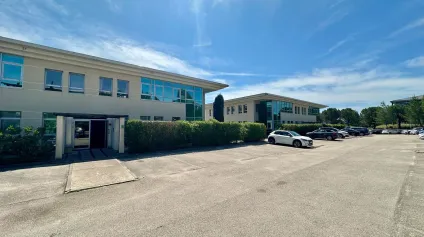 BUREAUX À LOUER AVEC VUE DÉGAGÉE LA DURANNE - Offre immobilière - Arthur Loyd