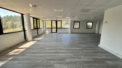 BUREAUX EN BON ÉTAT À LOUER AIX LA DURANNE - Offre immobilière - Arthur Loyd