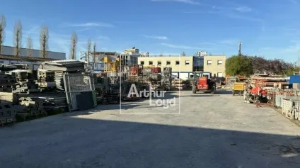 LOCATION - Local professionnel avec cour - Offre immobilière - Arthur Loyd