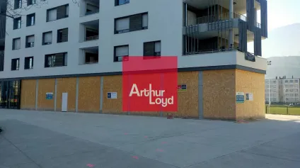 LOCAL COMMERCIAL 235 M² A LOUER BRUT DE BETON PONT DE CLAIX TERRASSE - Offre immobilière - Arthur Loyd