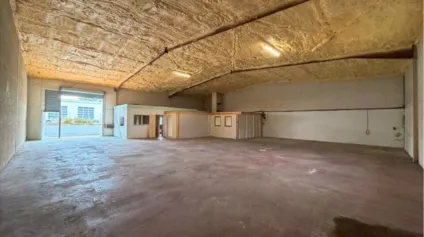 Local d'activité 350 m² avec bureaux, mezzanine et porte sectionnelle - Poitiers La Loge - Offre immobilière - Arthur Loyd