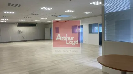 Local commercial / d'activités de 550 m²  Visibilité exceptionnelle sur axe passant - Offre immobilière - Arthur Loyd