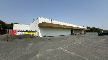 À LOUER  LOCAL COMMERCIAL 1 421 M²  BLANZAC-LÈS-MATHA  PARKING  LIVRAISON - Offre immobilière - Arthur Loyd