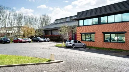 Locaux d’activité à louer à Saint-Denis avec accès autoroutes et sécurité - Offre immobilière - Arthur Loyd