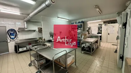 Local d activité à louer à Gières 135 m² avec cour privative et parking - Offre immobilière - Arthur Loyd
