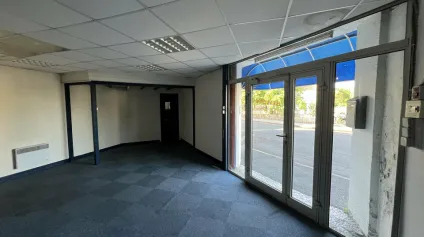 Bâtiment commercial avec vitrine et grande réserve à vendre - Angoulême - Offre immobilière - Arthur Loyd