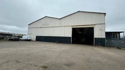 Local d activités et bureaux à vendre à Montoir de Bretagne avec pont roulant - Offre immobilière - Arthur Loyd