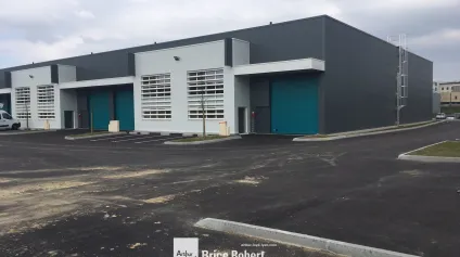 A louer - Une cellule de 255 m² - Vénissieux - Offre immobilière - Arthur Loyd