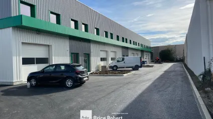 A louer - Cellules d'activité de 154 m² avec mezzanine et deux places de parking privatives - Mions - Offre immobilière - Arthur Loyd